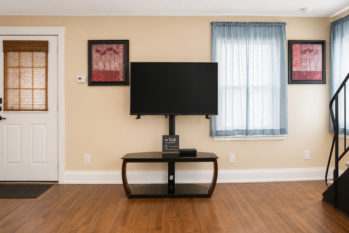 King Sized Bed Loft - Pet-friendly/Parking In-Unit Laundry - Photo 11