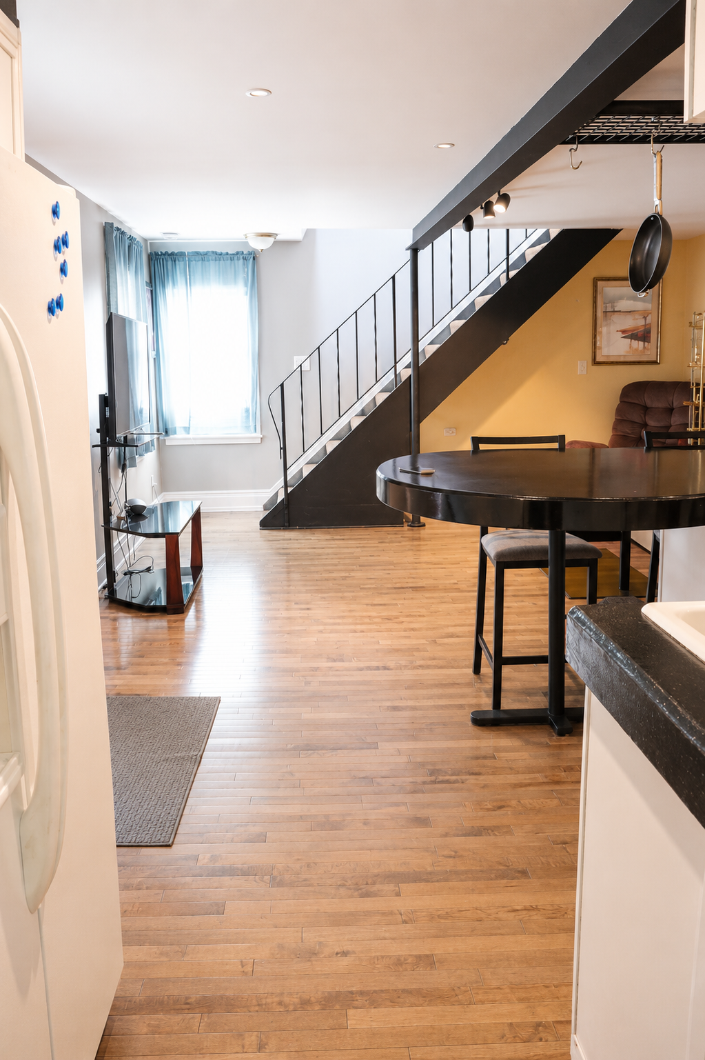 King Sized Bed Loft - Pet-friendly/Parking In-Unit Laundry - Photo 10