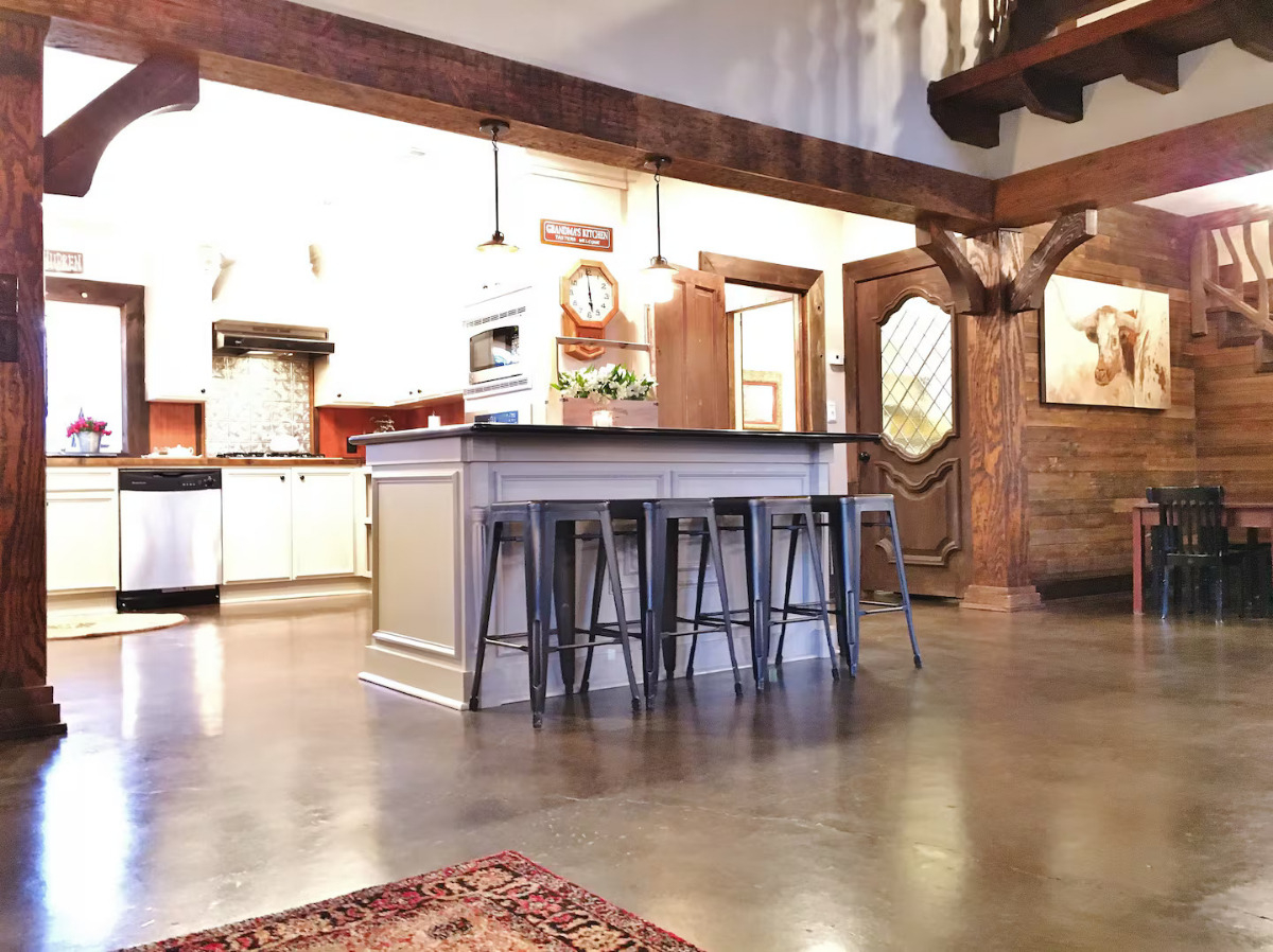 Charming Barn Retreat With Loft, Private Pool, Outdoor Dining And Rustic Character - Photo 11