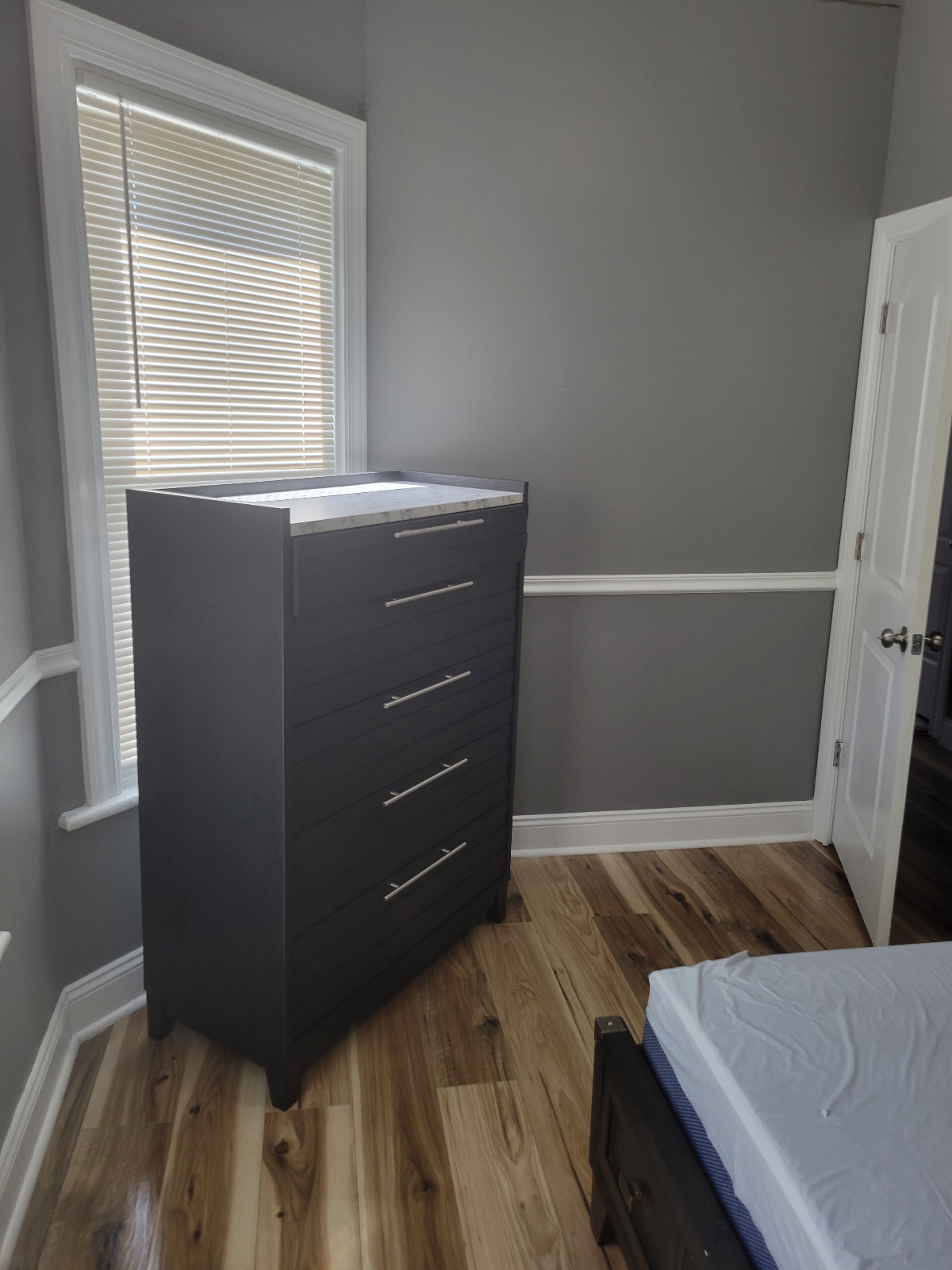Furnished Room with Queen Bed & Shared Kitchen - Photo 4