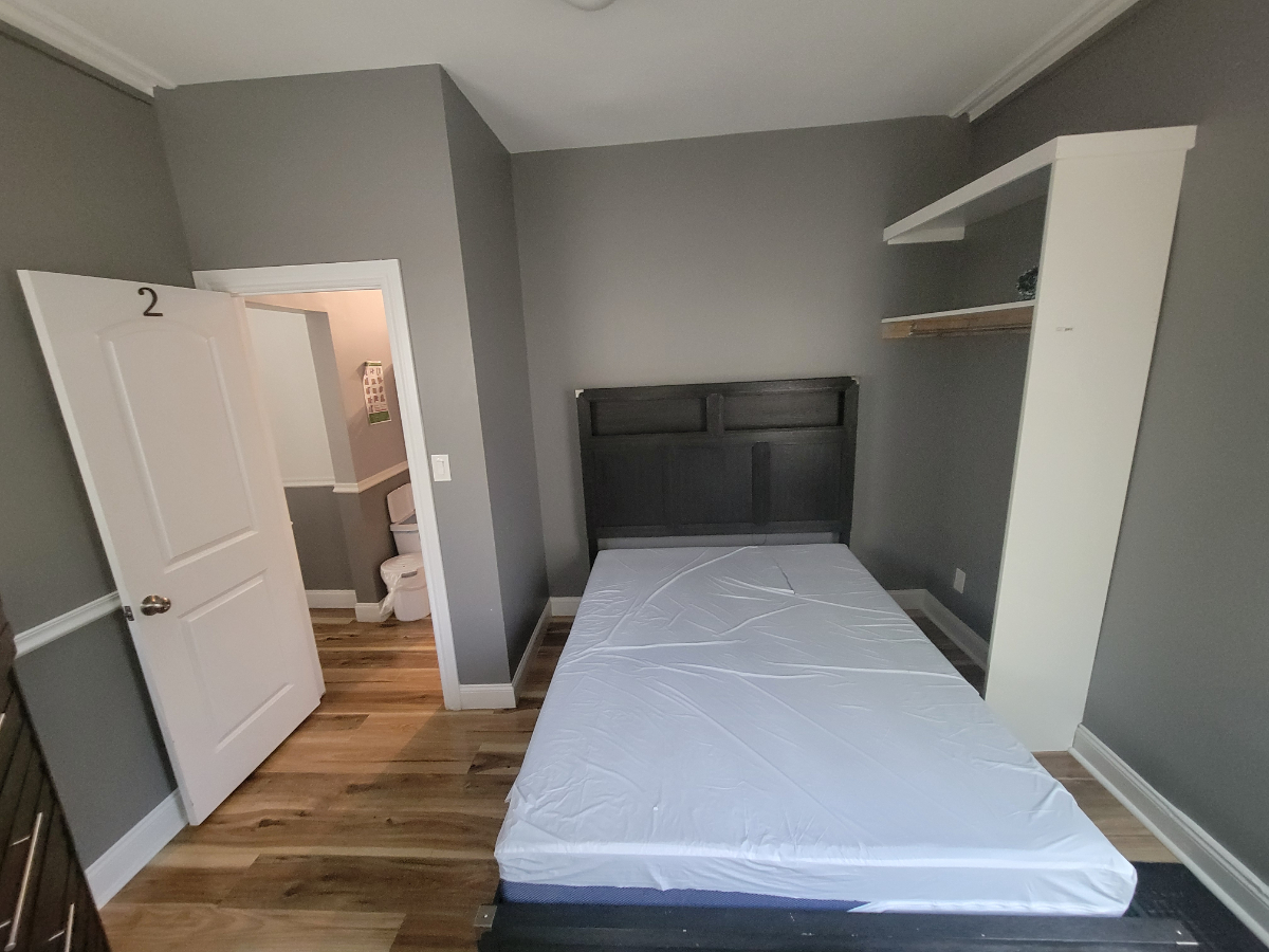 Furnished Room with Queen Bed & Shared Kitchen - Photo 1