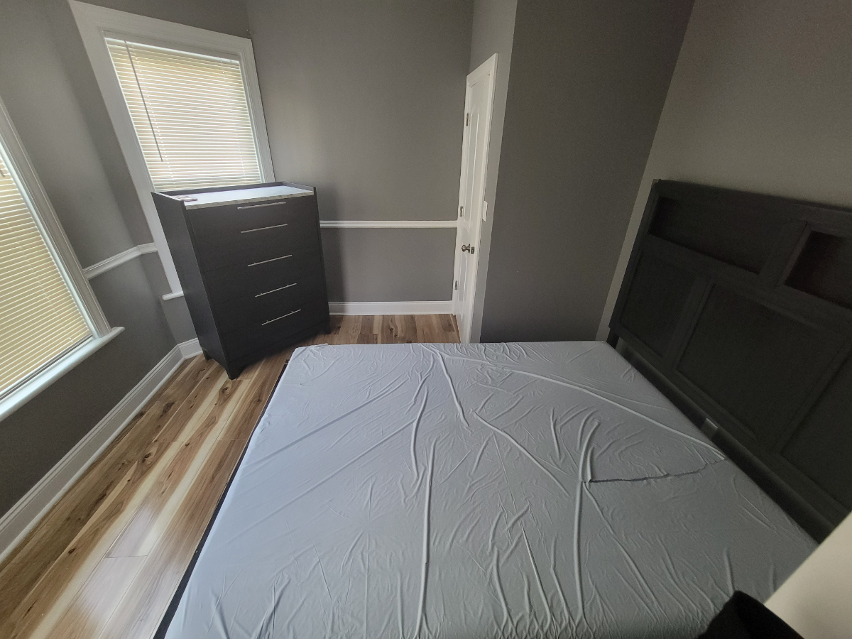 Furnished Room with Queen Bed & Shared Kitchen - Photo 2