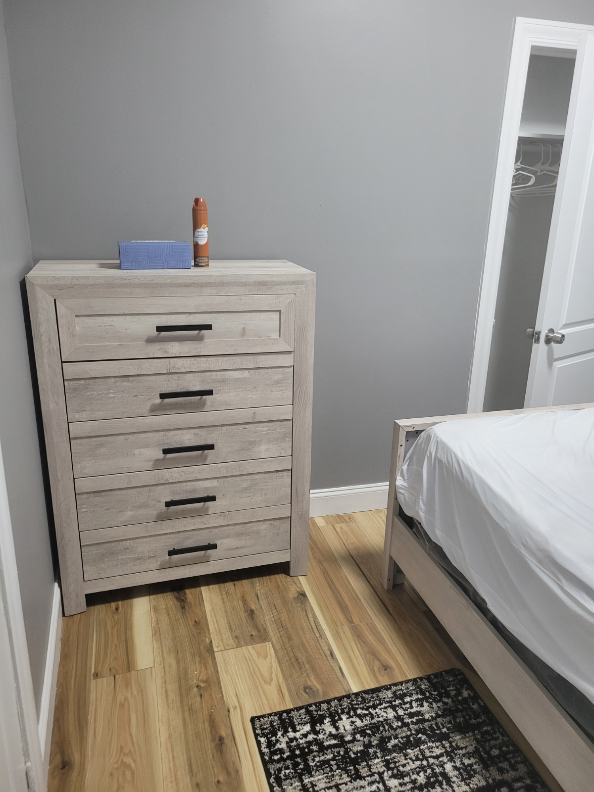 Furnished Room with Queen Bed & Shared Kitchen - Photo 5