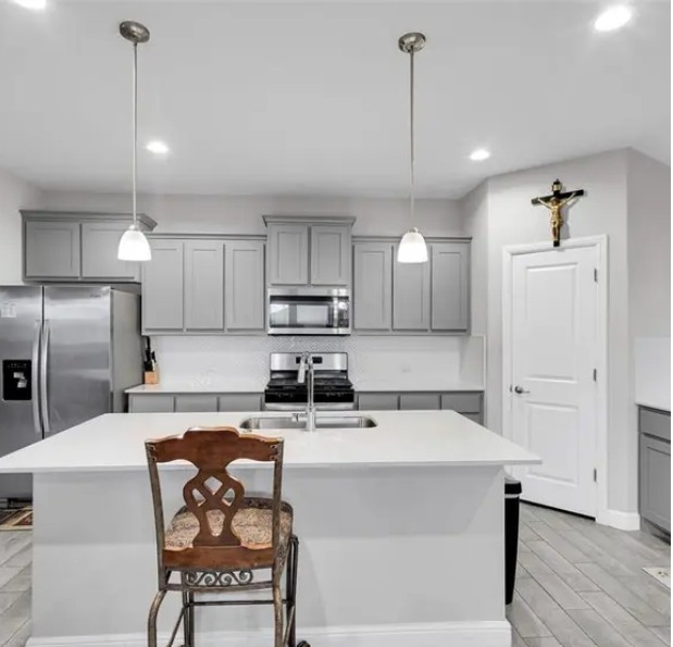 Furnished 4BR/2BA Cedar Hill Home - Corporate, Medical & Relocation - Photo 3
