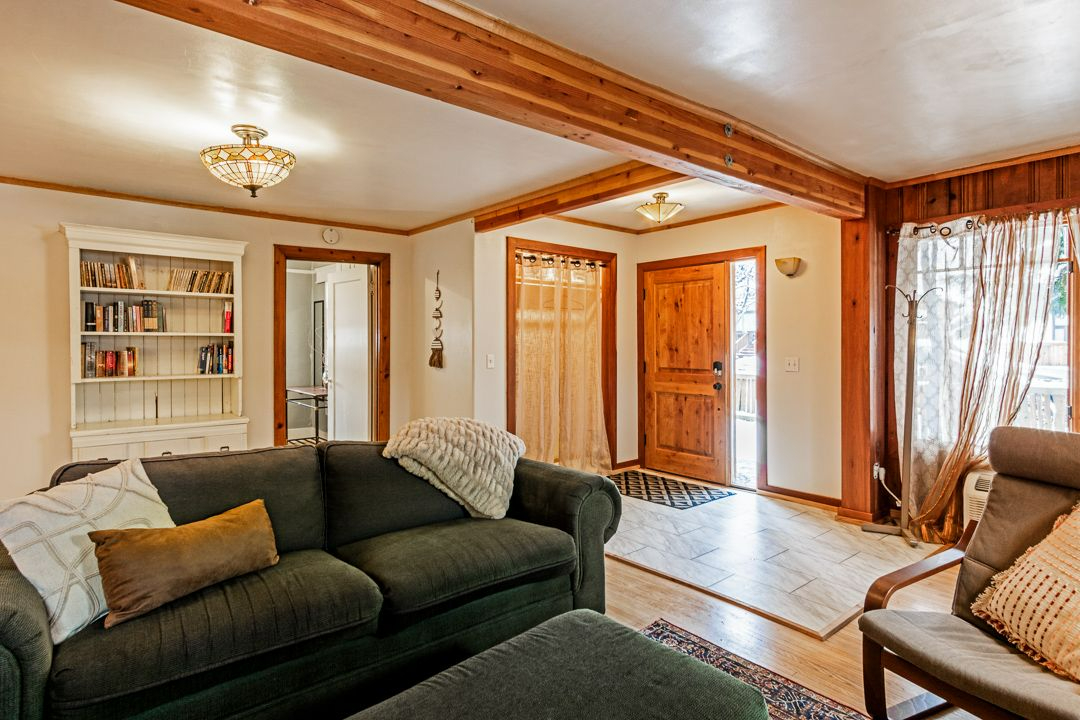 2 Bed 1 Bath Fully Furnished with Fenced Yard - Photo 2