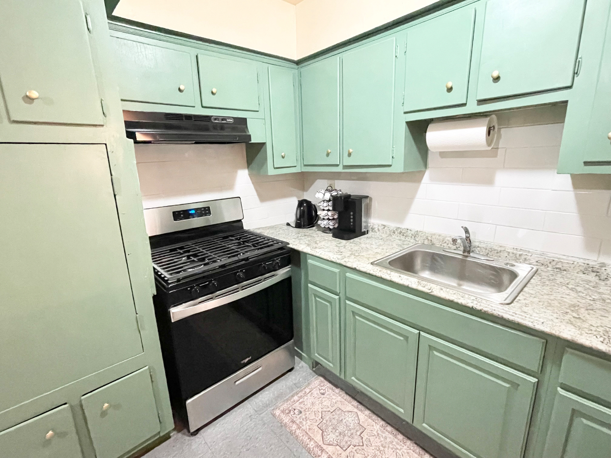 Spacious Charming 3-Bedroom Apartment - Photo 3
