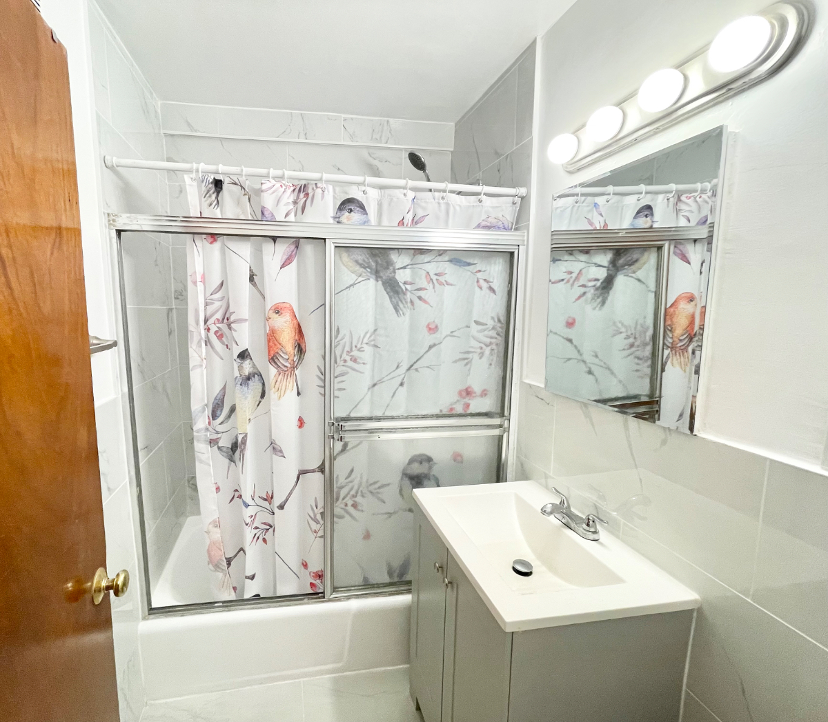 Spacious Charming 3-Bedroom Apartment - Photo 7
