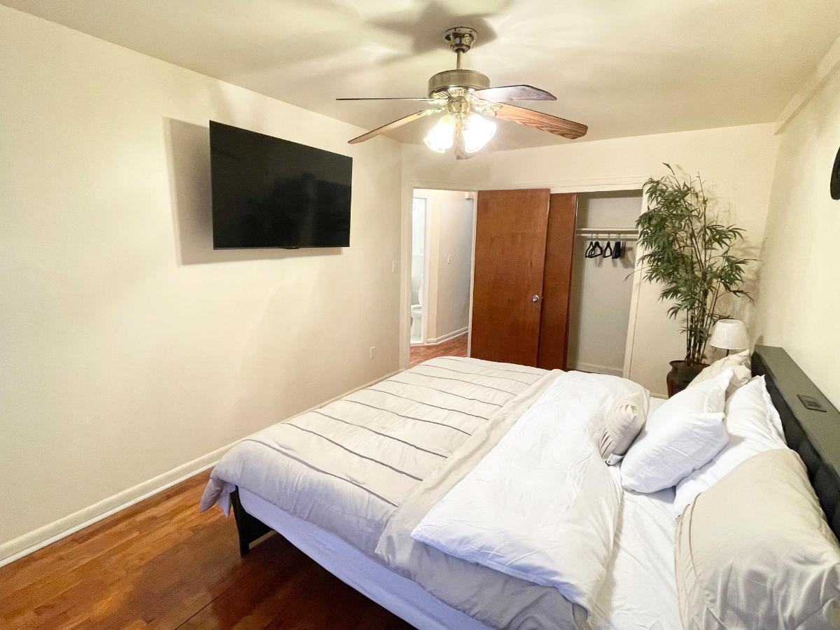 Spacious Charming 3-Bedroom Apartment - Photo 9