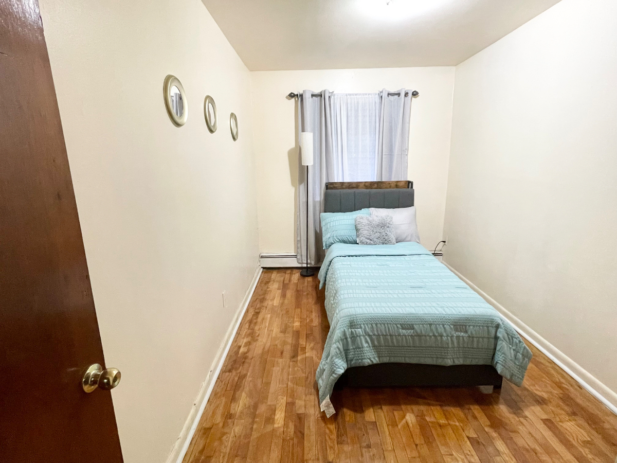 Spacious Charming 3-Bedroom Apartment - Photo 10