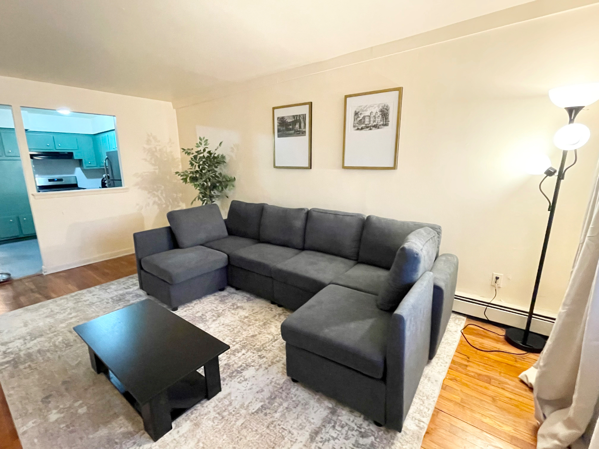 Spacious Charming 3-Bedroom Apartment - Photo 11
