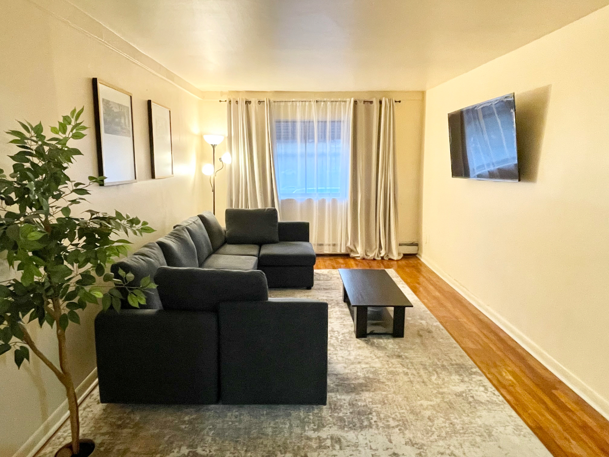 Spacious Charming 3-Bedroom Apartment - Photo 12