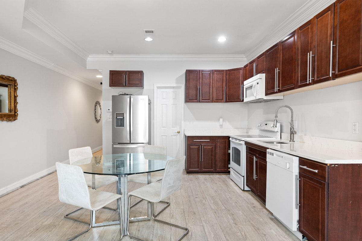 2 bedrooms / 2 bathrooms - Photo 2