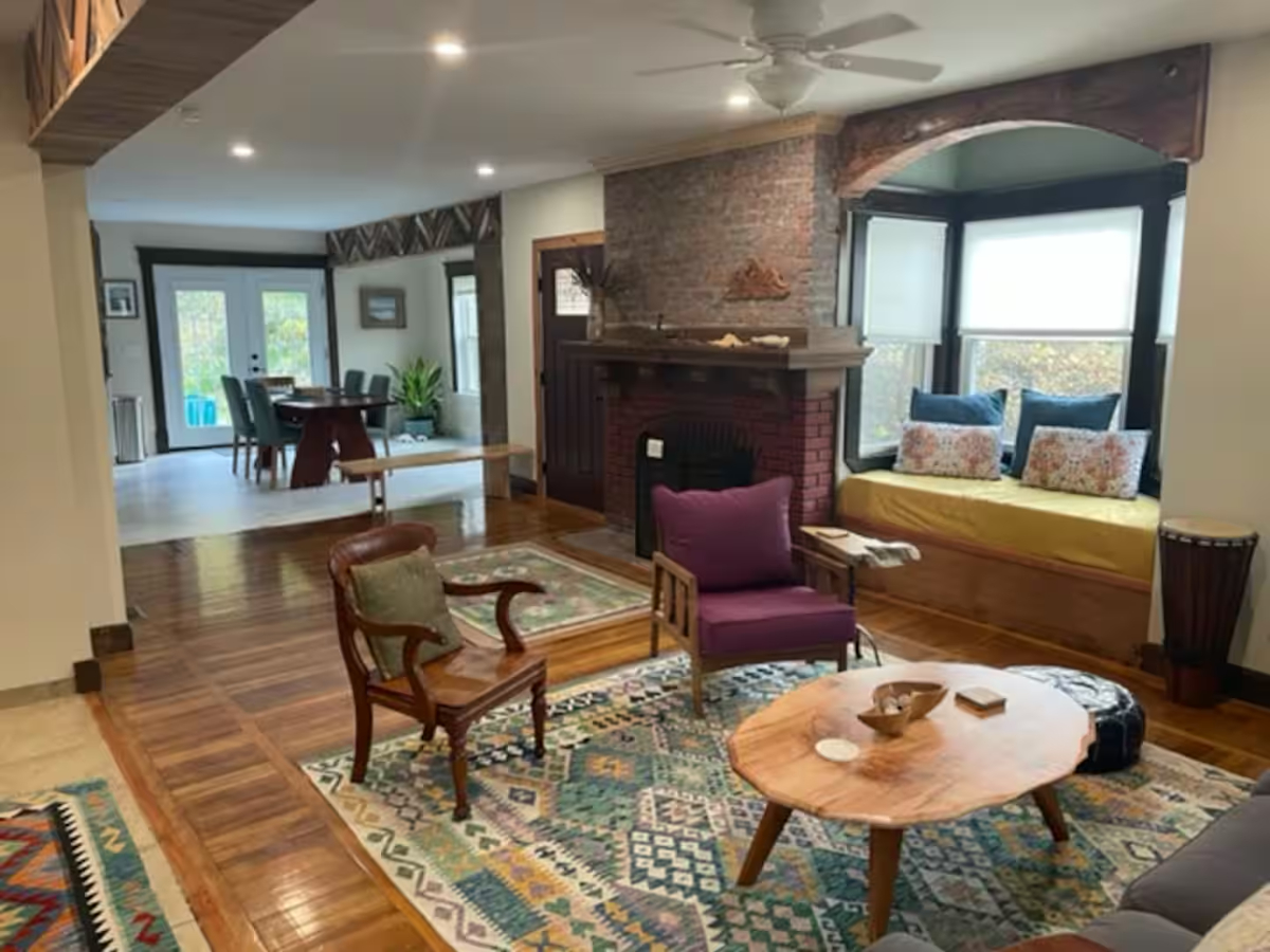 Spacious & Elegant 1900 Duplex | 3-Bedrooms 2-Bathrooms | Custom Woodwork | Old Town Kingston - Photo 3