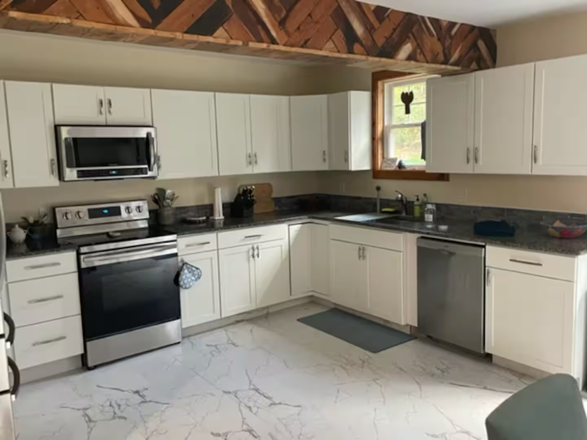 Spacious & Elegant 1900 Duplex | 3-Bedrooms 2-Bathrooms | Custom Woodwork | Old Town Kingston - Photo 10