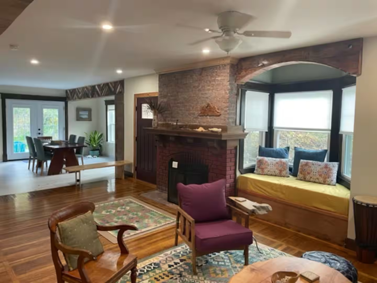 Spacious & Elegant 1900 Duplex | 3-Bedrooms 2-Bathrooms | Custom Woodwork | Old Town Kingston - Photo 7