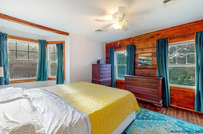 Spacious & Elegant 1900 Duplex | 3-Bedrooms 2-Bathrooms | Custom Woodwork | Old Town Kingston - Photo 12