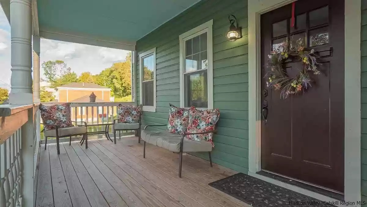 Spacious & Elegant 1900 Duplex | 3-Bedrooms 2-Bathrooms | Custom Woodwork | Old Town Kingston - Photo 2