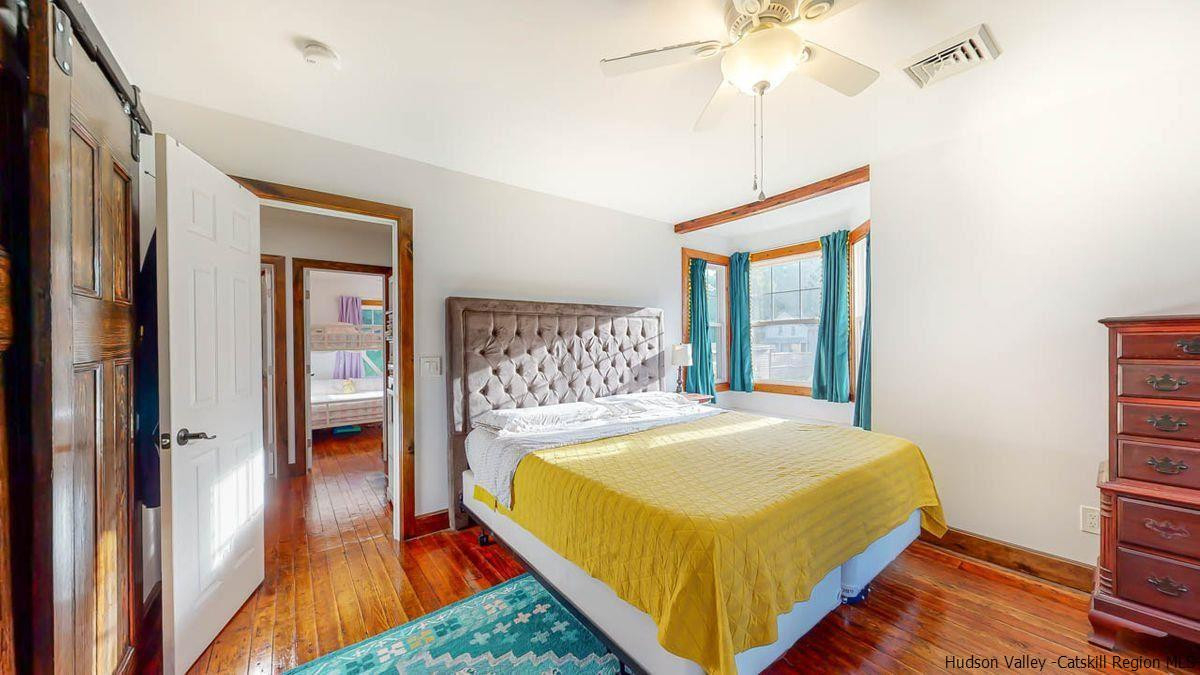 Spacious & Elegant 1900 Duplex | 3-Bedrooms 2-Bathrooms | Custom Woodwork | Old Town Kingston - Photo 11