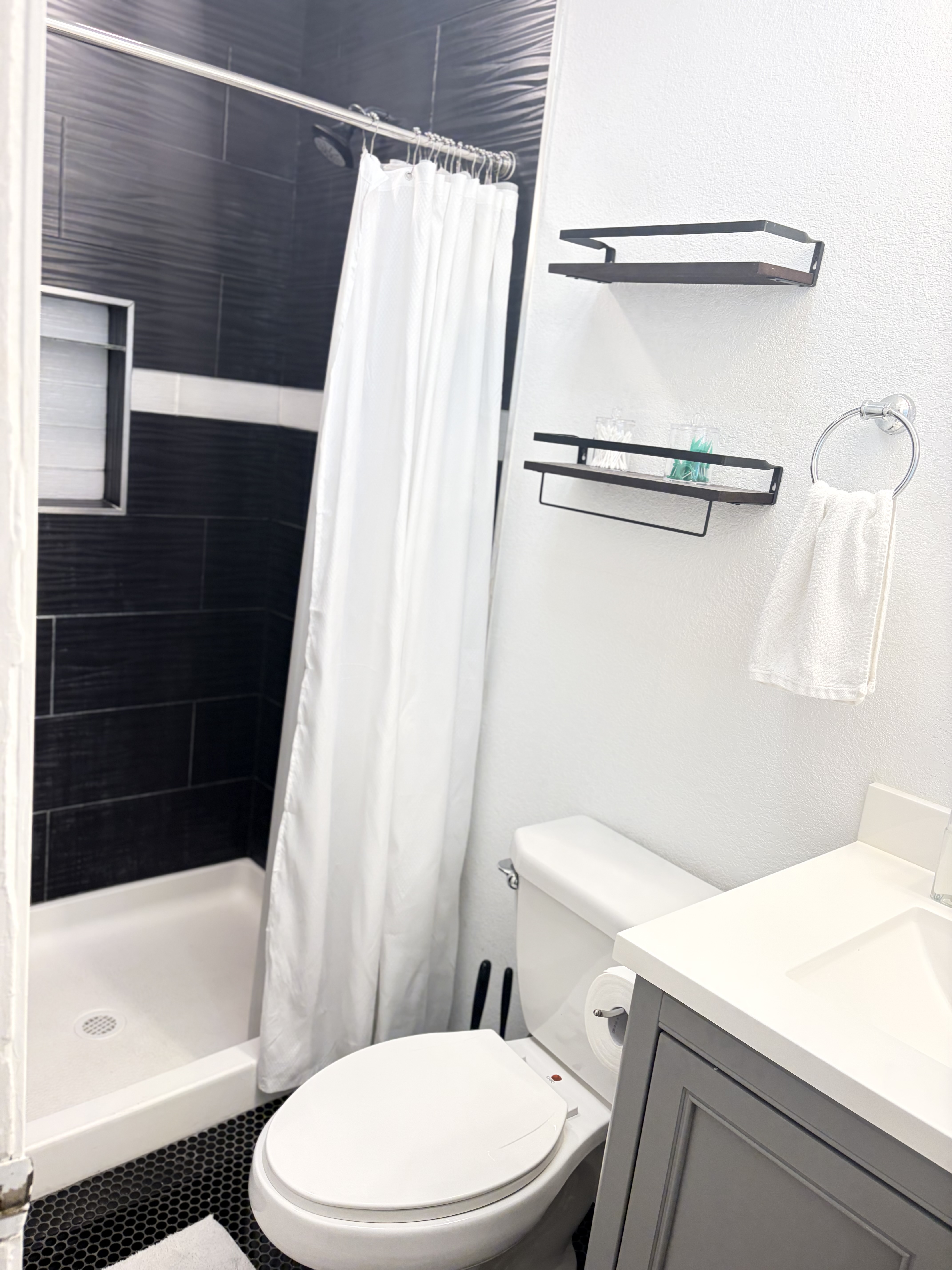 Cozy Room with Private Bath - Photo 5