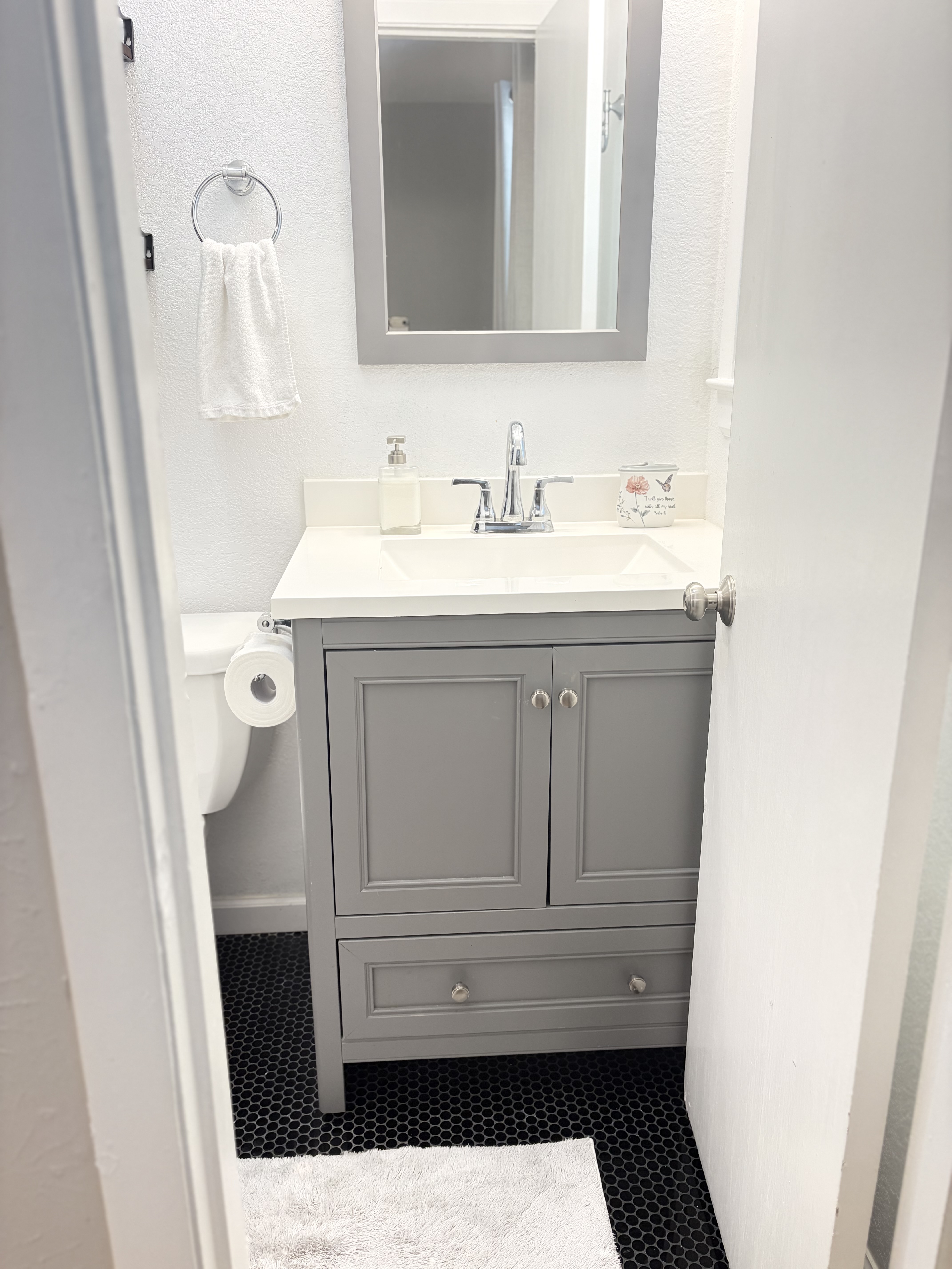 Cozy Room with Private Bath - Photo 3