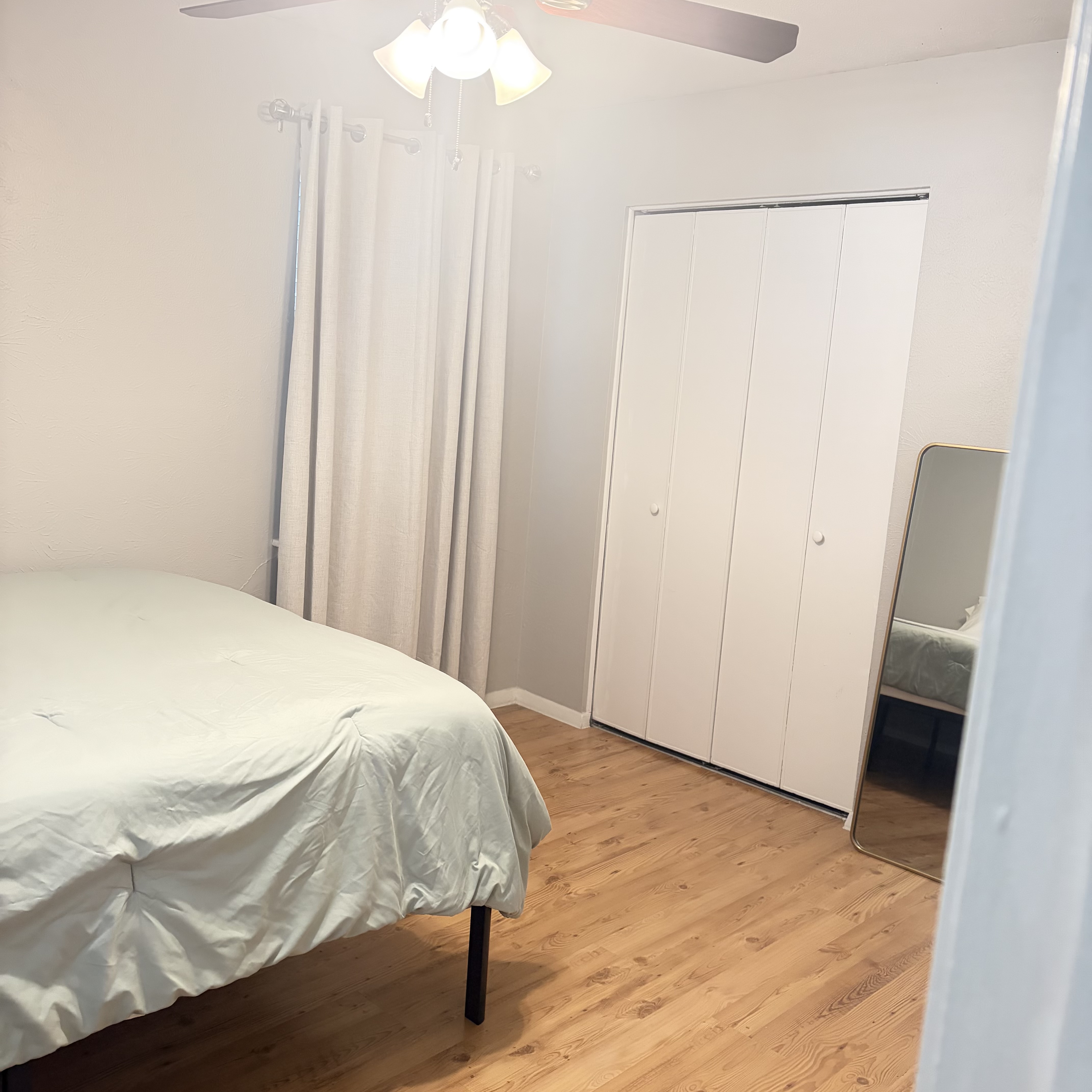 Cozy Room with Private Bath - Photo 2