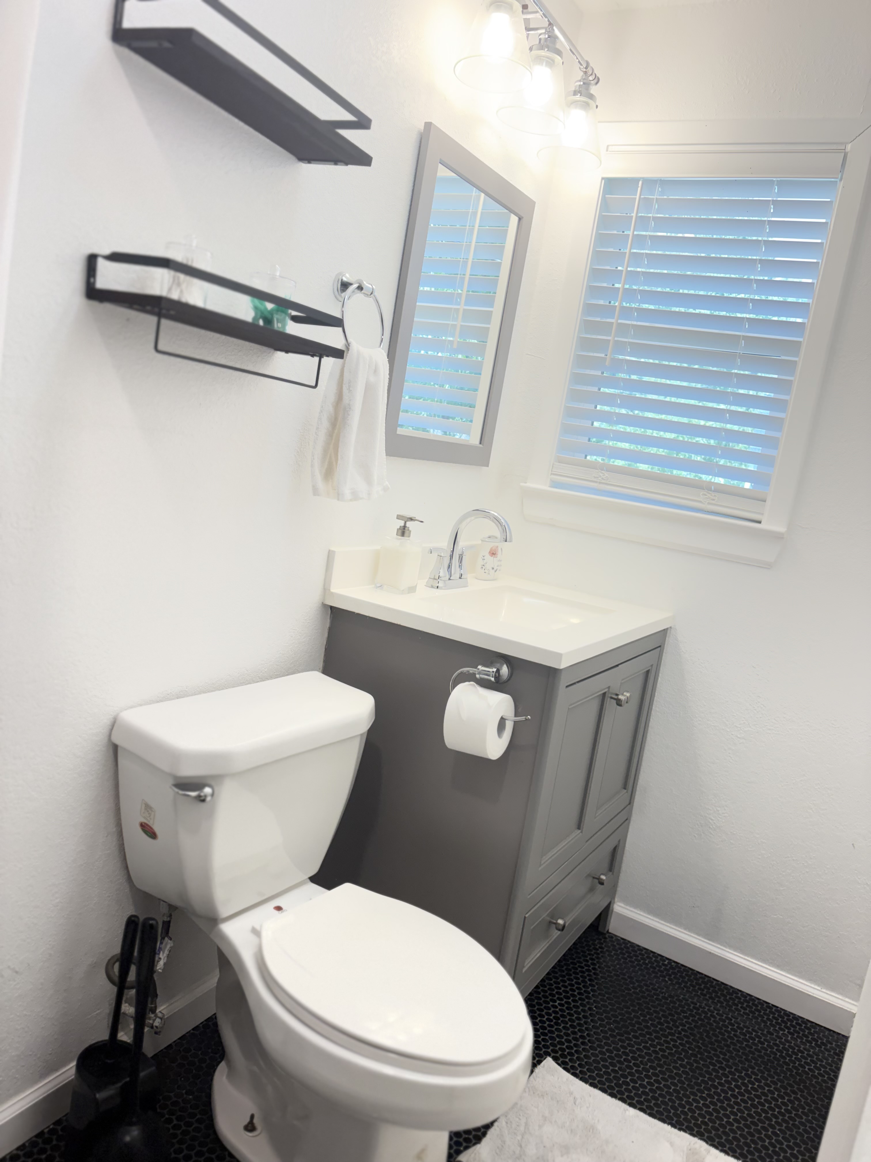Cozy Room with Private Bath - Photo 4