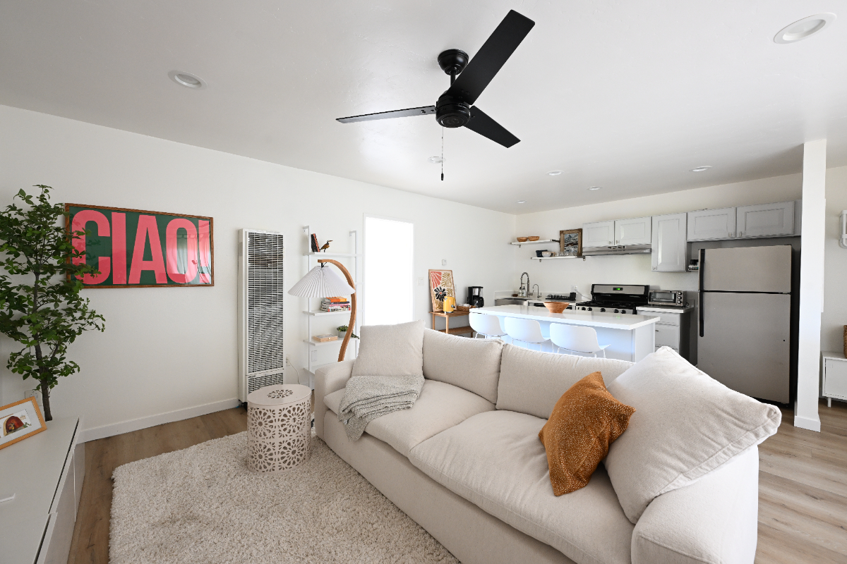 Prime walkable Mission Hills Location w/Parking & A/C - Photo 2