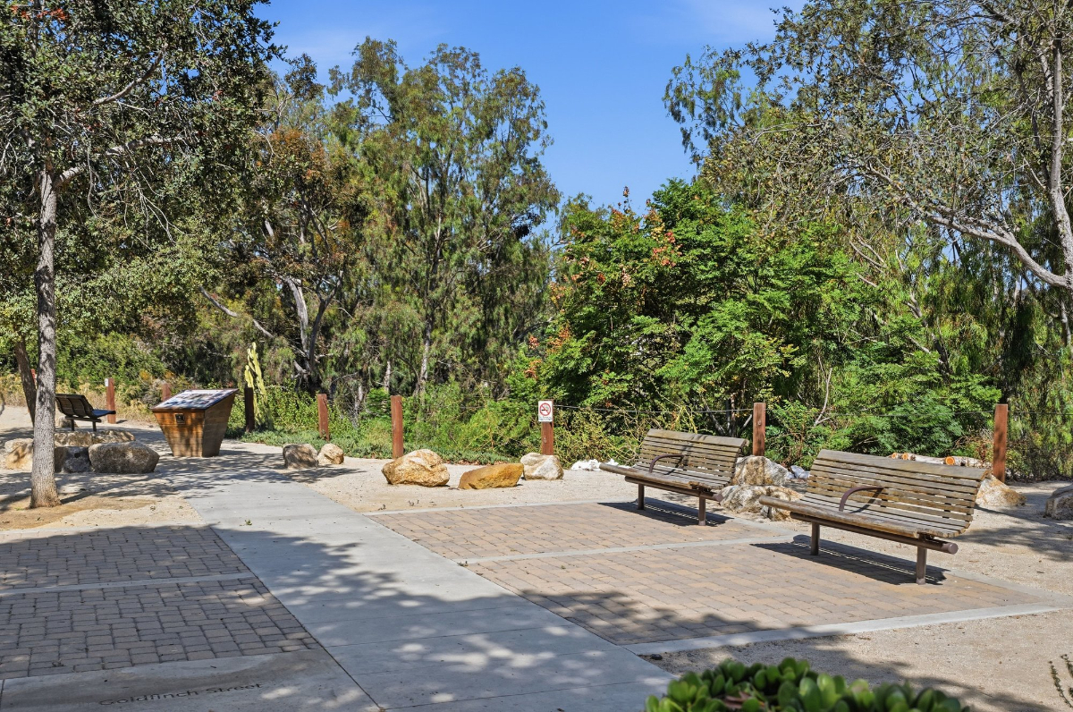 Prime walkable Mission Hills Location w/Parking & A/C - Photo 5