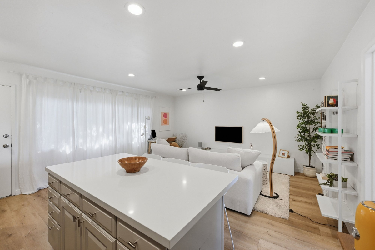 Prime walkable Mission Hills Location w/Parking & A/C - Photo 1