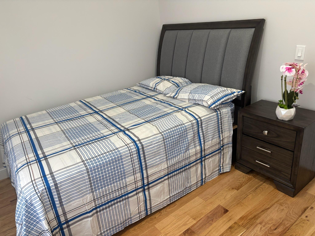 King Bedroom With Private Bath Near Brookdale Hospital, L Train And JFK Airport - Photo 1