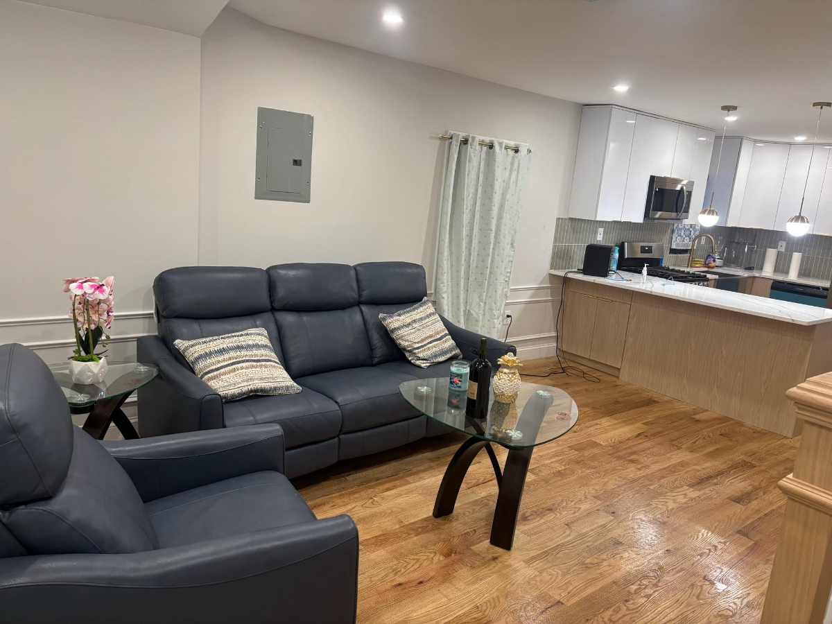 King Bedroom With Private Bath Near Brookdale Hospital, L Train And JFK Airport - Photo 2