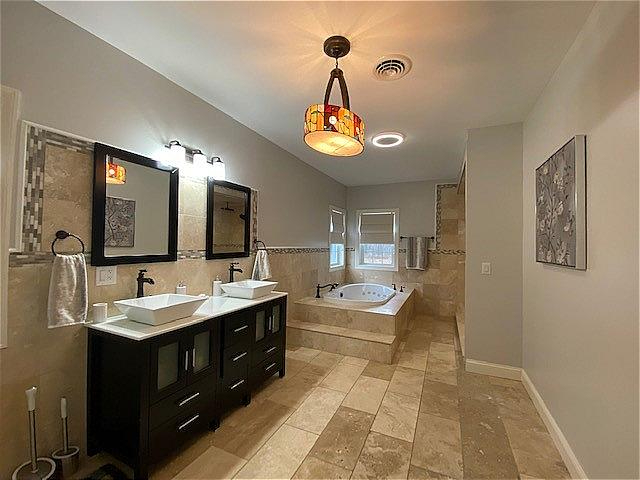 Saratoga Springs Estate Like Home - 7 Bedrooms, 5 Bathroom, In Ground Heated Pool - Centrally Locate - Photo 9