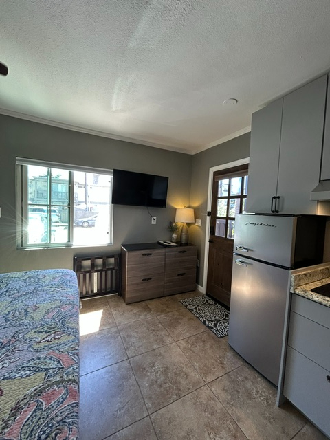 Walk to Bay,Private Pacific Beach Studio w/ KING bed - Photo 2