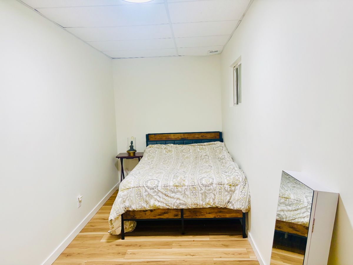 Private 2 bedroom 1 full bath Furnished Suite-8 min to Ruby & Mon Health - Photo 5
