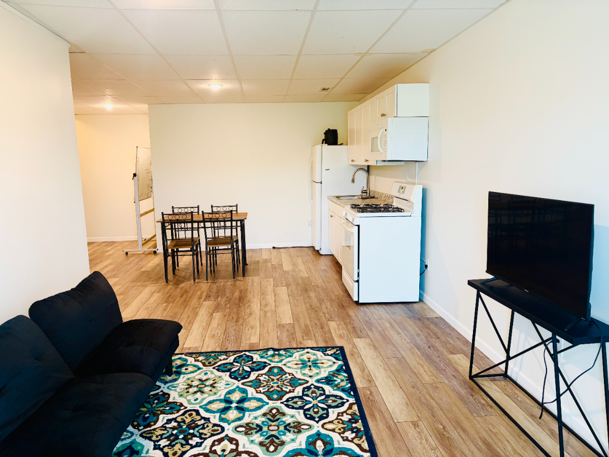 Private 2 bedroom 1 full bath Furnished Suite-8 min to Ruby & Mon Health - Photo 9