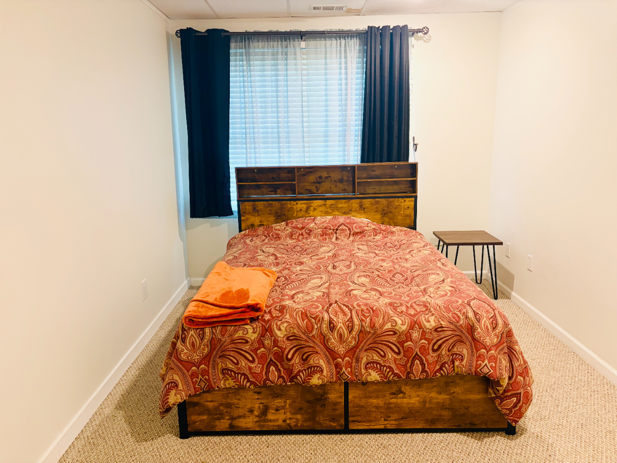 Private 2 bedroom 1 full bath Furnished Suite-8 min to Ruby & Mon Health - Photo 2