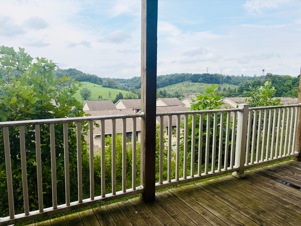 Private 2 bedroom 1 full bath Furnished Suite-8 min to Ruby & Mon Health - Photo 3