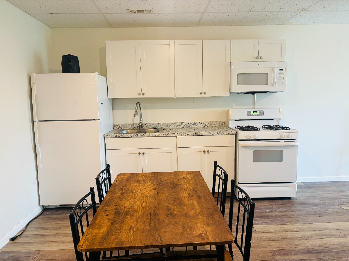 Private 2 bedroom 1 full bath Furnished Suite-8 min to Ruby & Mon Health - Photo 4