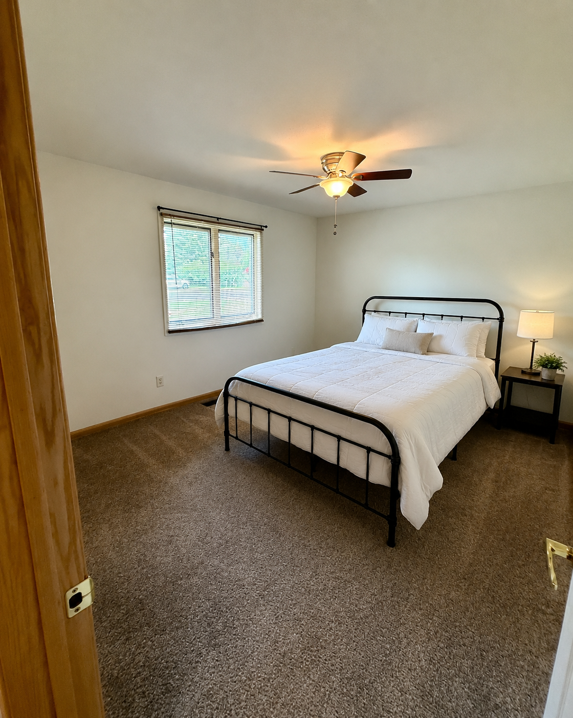 Private room and bath in cute townhome on golf course - Photo 1