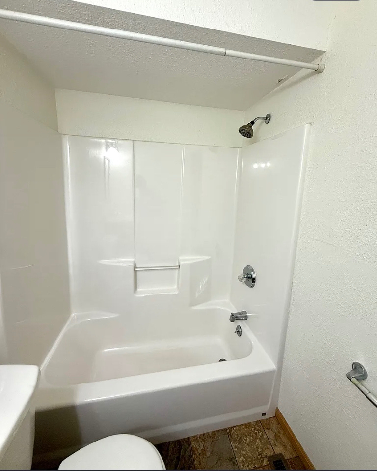 Private room and bath in cute townhome on golf course - Photo 4