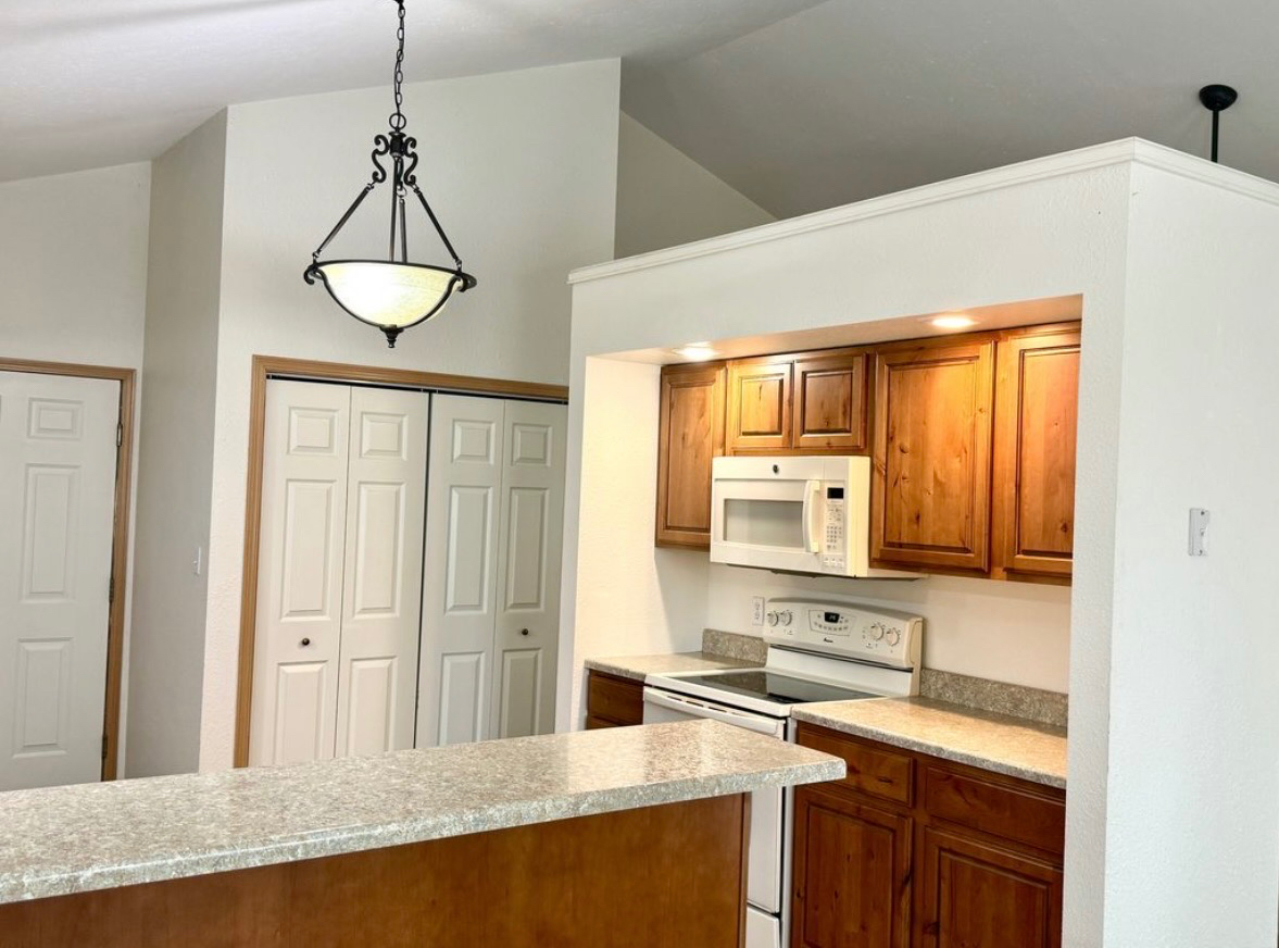 Private room and bath in cute townhome on golf course - Photo 8