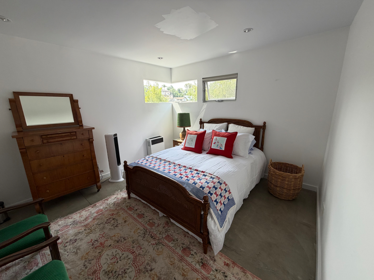 Modern private pool house in Silver Lake - Photo 3