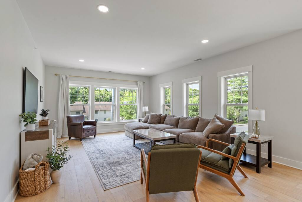 Ultra Quiet & Downtown w/parking. Covered Porch - Photo 2