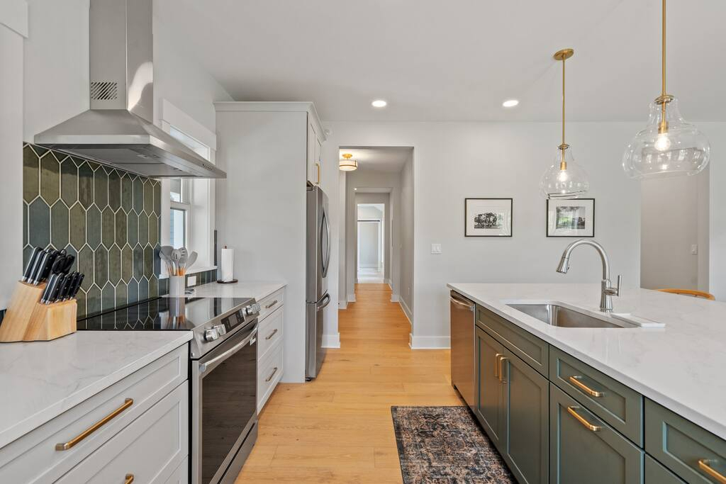 Ultra Quiet & Downtown w/parking. Covered Porch - Photo 10