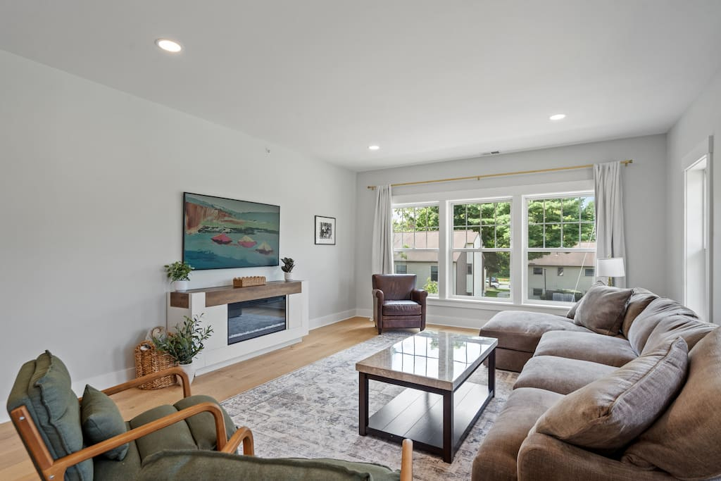 Ultra Quiet & Downtown w/parking. Covered Porch - Photo 1