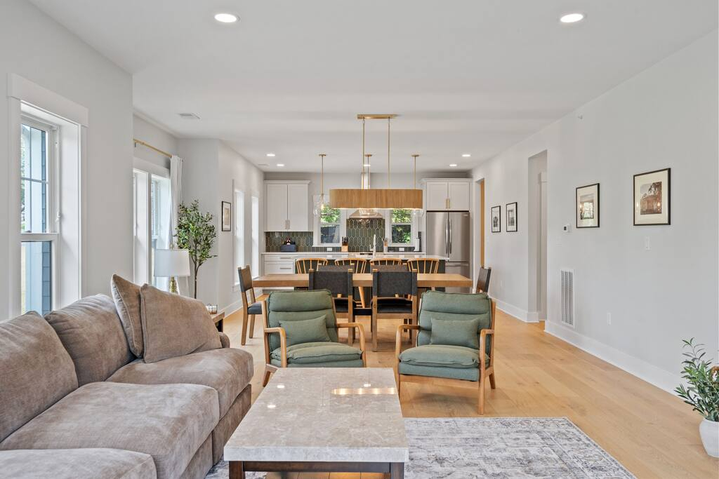 Ultra Quiet & Downtown w/parking. Covered Porch - Photo 3