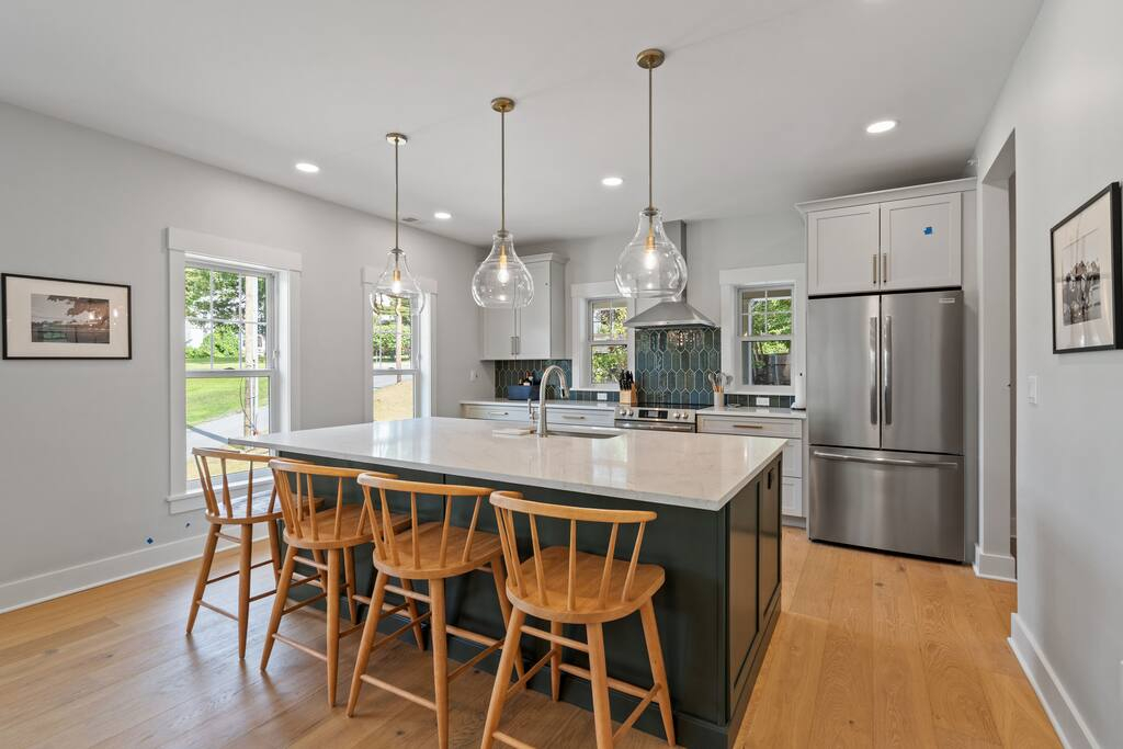 Ultra Quiet & Downtown w/parking. Covered Porch - Photo 6