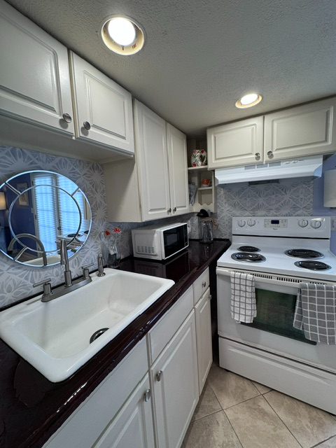 Furnished Garden Studio With Private Patio, Full Kitchen, Washer/Dryer, Utilities & Internet Include - Photo 6