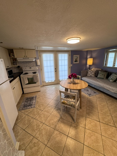 Furnished Garden Studio With Private Patio, Full Kitchen, Washer/Dryer, Utilities & Internet Included