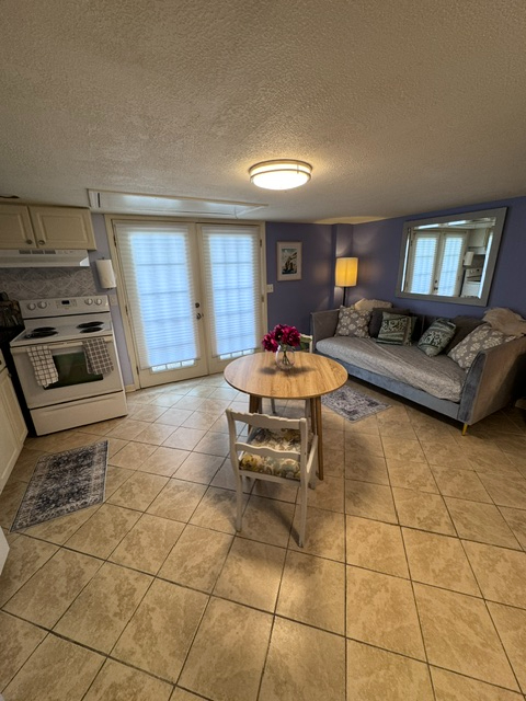 Furnished Garden Studio With Private Patio, Full Kitchen, Washer/Dryer, Utilities & Internet Include - Photo 2